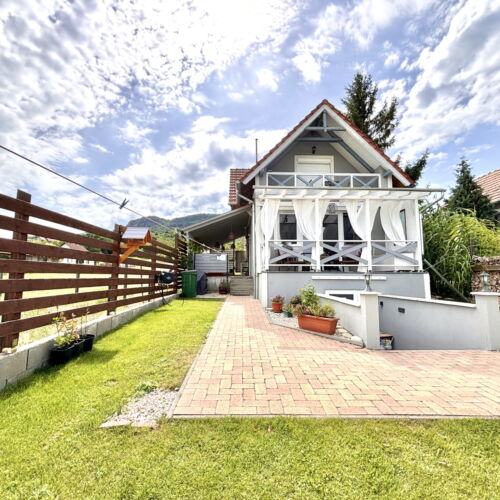 Casă de vacanță întreaga unitate cu vedere spre munte pentru 8 pers. (se inchirieaza doar integral)