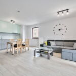 Apartament 4-osobowy z prysznicem z widokiem na rzekę