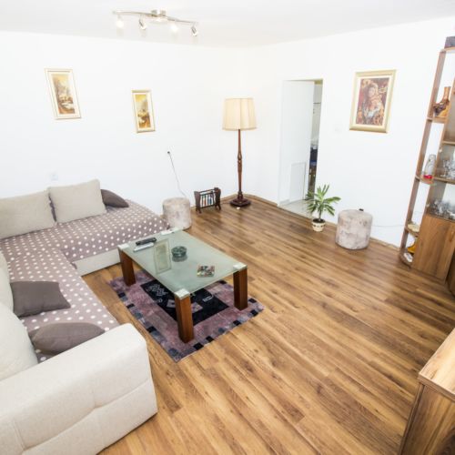 Apartament trip la parter cu 2 camere pentru 4 pers.