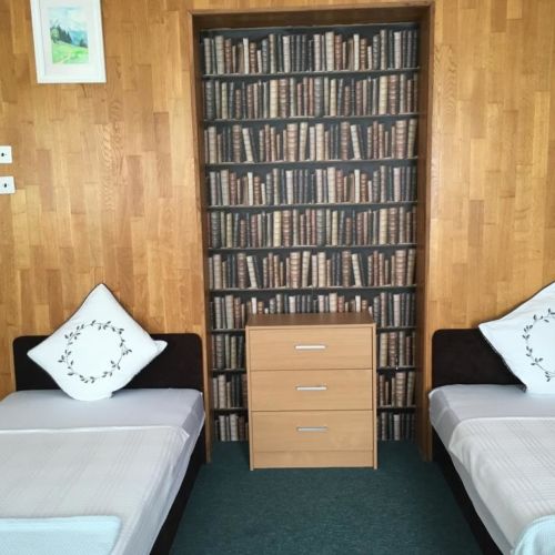 Camera cvadrupla economy