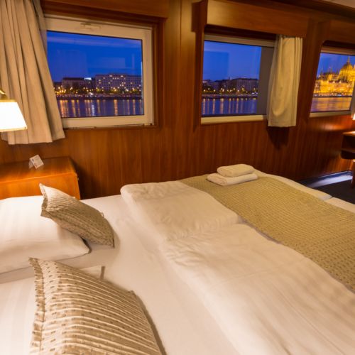 Camera dubla standard cu vedere spre rau