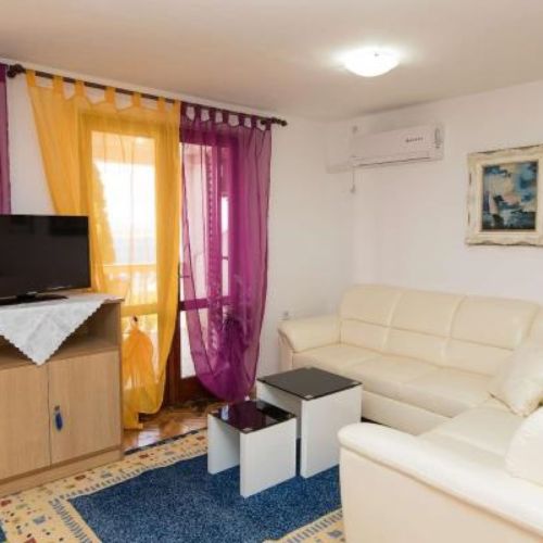 Sea View Upstairs 3-Room Apartment for 6 Persons
