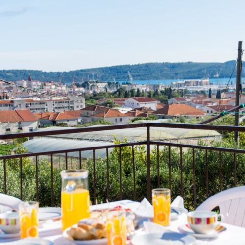 Apartament cu balcon cu vedere spre mare cu 3 camere pentru 5 pers.