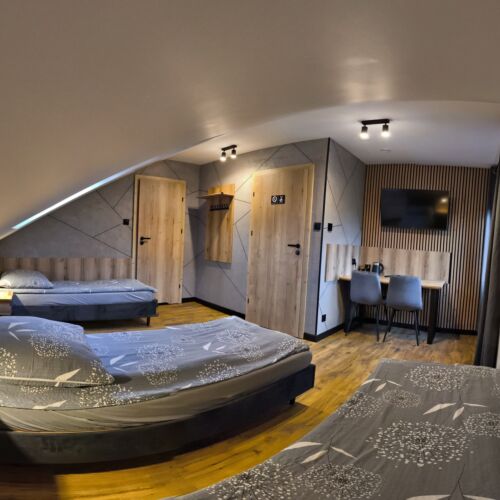 Pokój 3-osobowy na poddaszu z widokiem na ogród