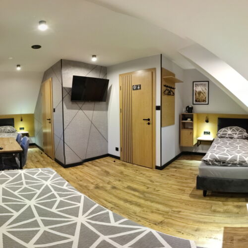 Pokój 3-osobowy na poddaszu z widokiem na ogród