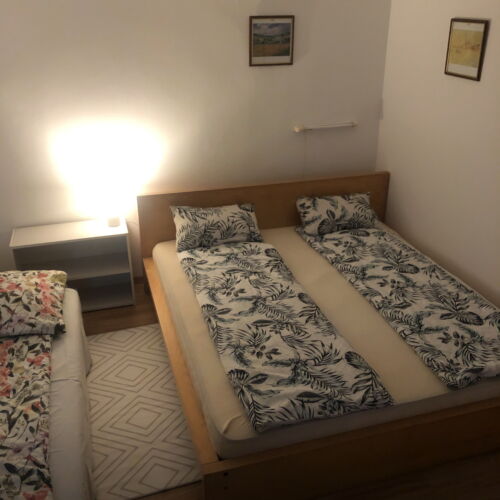 Apartament la parter cu vedere spre curte pentru 7 pers. (se inchirieaza doar integral) (se poate solicita pat suplimentar)