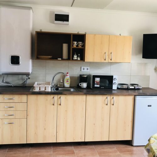 Apartament la parter cu vedere spre curte pentru 2 pers. (se inchirieaza doar integral)