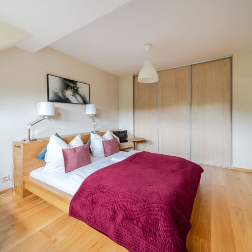 Apartament la etaj cu chicinetă proprie cu 2 camere pentru 5 pers.