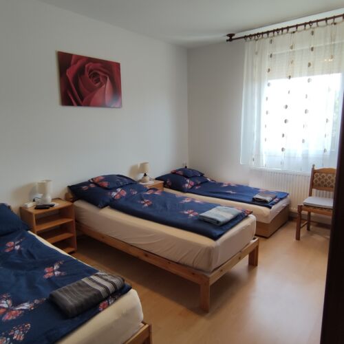 Camera tripla classic romantică