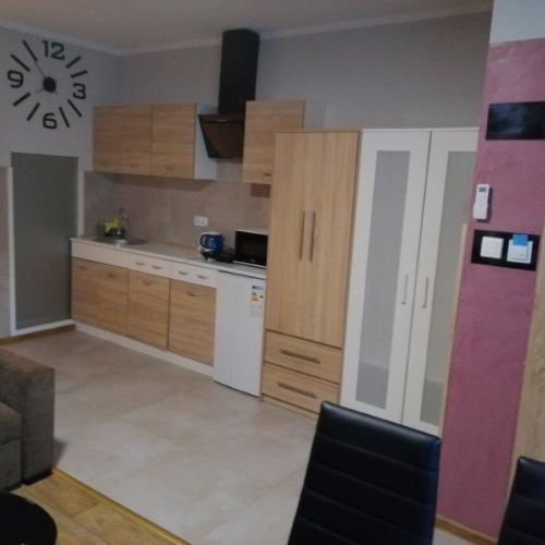 Apartament la parter cu chicinetă proprie cu 2 camere pentru 4 pers.