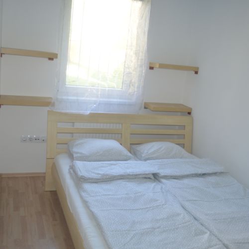 Apartament confort la parter cu 2 camere pentru 4 pers.