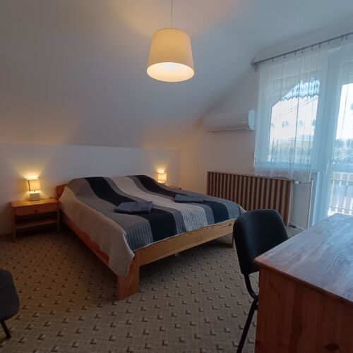 Apartament cu balcon cu vedere spre cetate pentru 4 pers. (se inchirieaza doar integral)