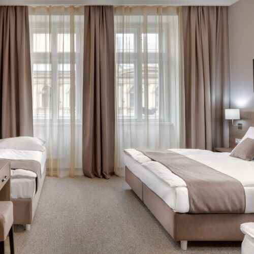 Camera cvadrupla familial(ă) cu vedere spre oraș