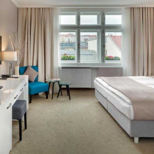 Camera tripla superior cu vedere spre oraș