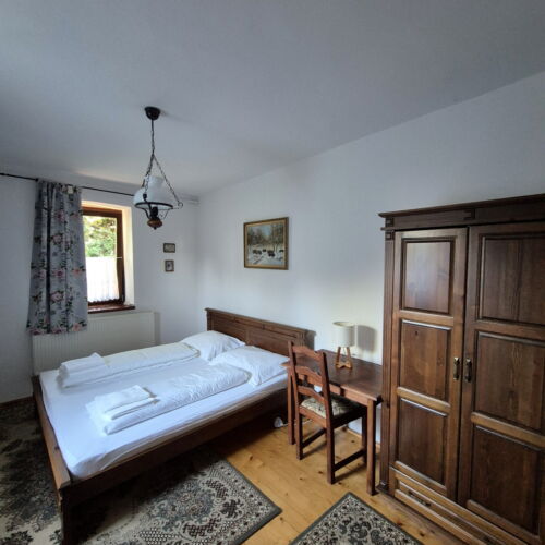 Apartament standard cu vedere spre grădină pentru 4 pers. (se inchirieaza doar integral)