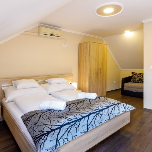 Apartament 5-osobowy na poddaszu Standard z 2 pomieszczeniami sypialnianymi (możliwa dostawka)