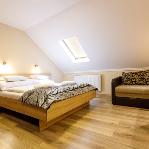 Apartament 4-osobowy na poddaszu Studio z 2 pomieszczeniami sypialnianymi (możliwa dostawka)