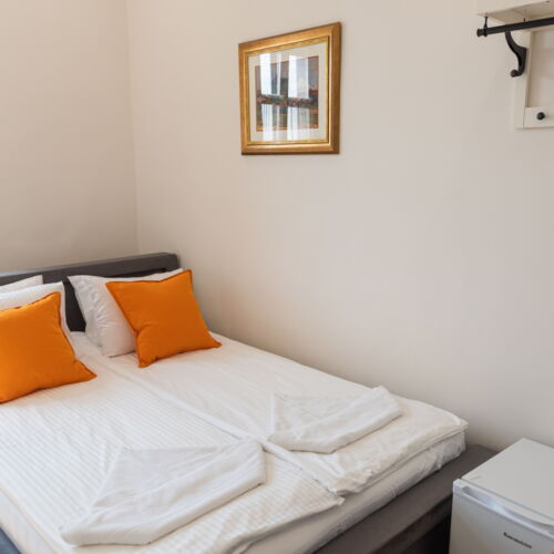 Tóra néző földszintes franciaágyas szoba