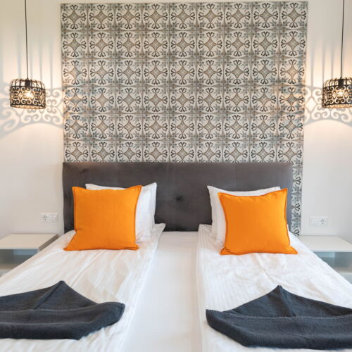 Hegyekre néző földszintes franciaágyas szoba