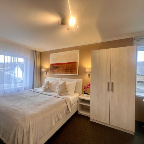 Zuhanyzós franciaágyas szoba