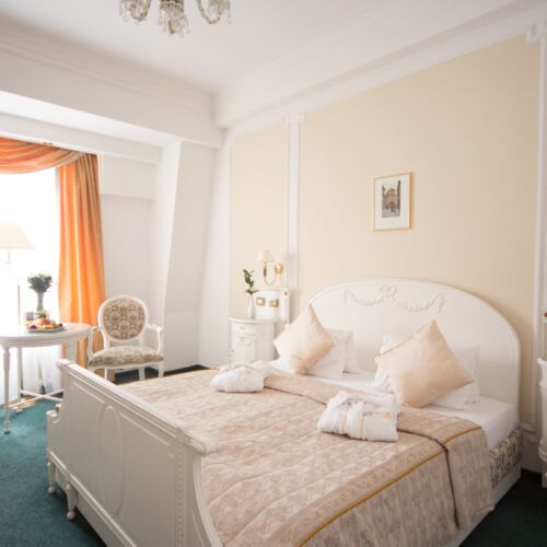 Camera dubla standard cu vedere spre curte