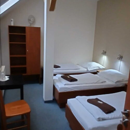 Camera tripla la mansardă cu baie comună