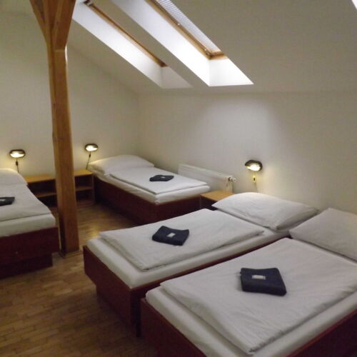 Camera cvadrupla cu duș cu baie comună