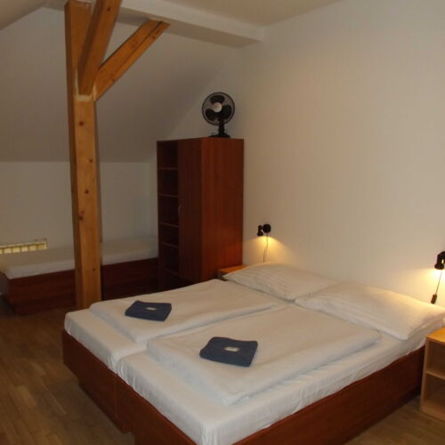 Camera cu baie pentru 5 pers.