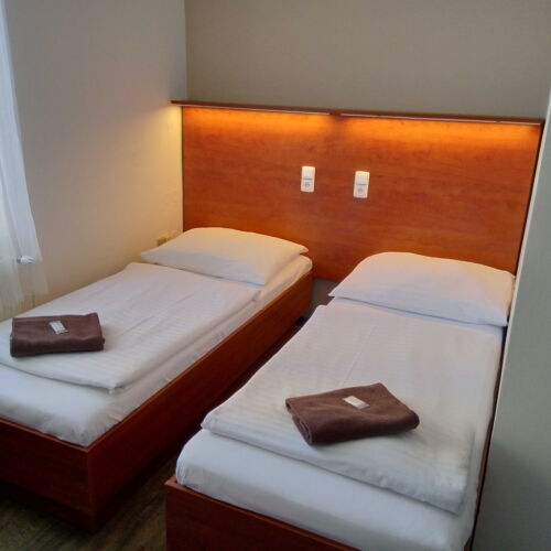 Camera twin cu baie cu duș