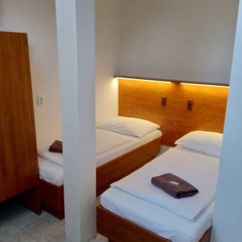 Camera cvadrupla cu baie cu duș