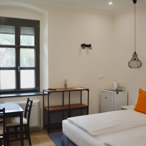 Hegyekre néző földszintes franciaágyas szoba