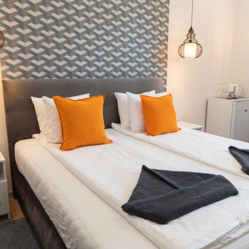 Hegyekre néző földszintes franciaágyas szoba