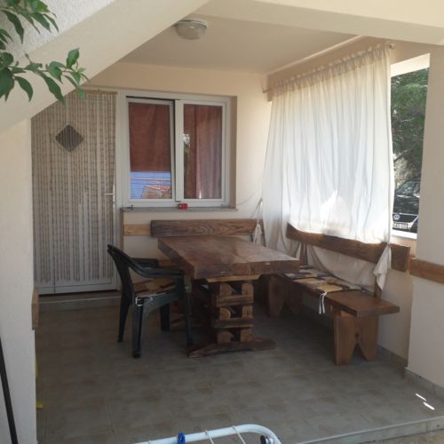 Apartament la parter a cu 2 camere pentru 4 pers.