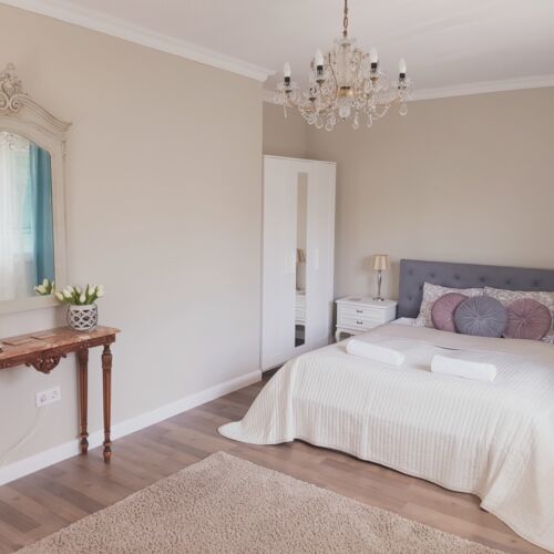 Casă de weekend cu aer condiționat cu terasă pentru 4 pers. (se inchirieaza doar integral) (se poate solicita pat suplimentar)