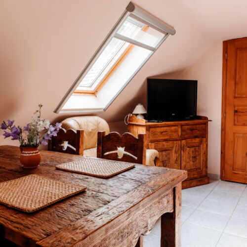 Camera tripla la etaj cu panoramă