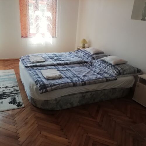 Casa rustică întreaga unitate cu vedere spre curte pentru 3 pers. (se inchirieaza doar integral) (se poate solicita pat suplimentar)