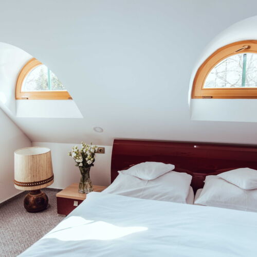 Pokoj s manželskou postelí