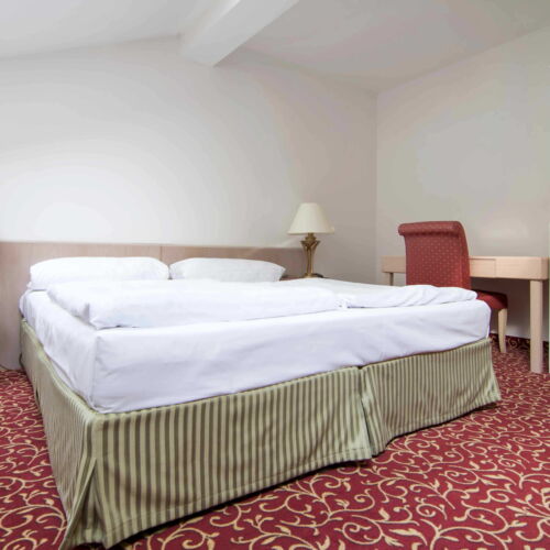 Economy Pokoj s manželskou postelí v podkroví