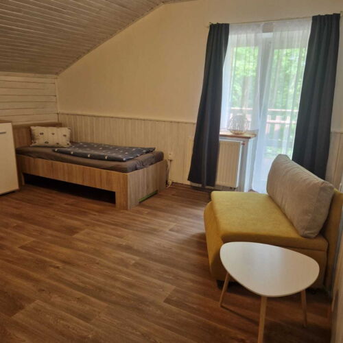 Pokoj s vlastní kuchyňkou s privátní koupelnou mimo apartmán pro 2 os. (s možností přistýlky)