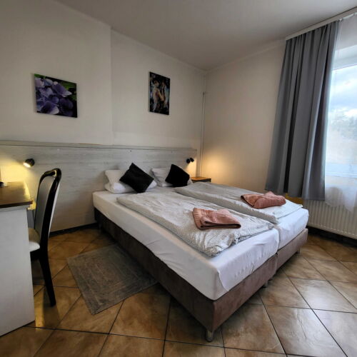 Camera twin cu duș cu chicinetă proprie