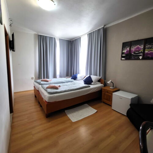 Camera twin cu duș cu chicinetă proprie (se poate solicita pat suplimentar)