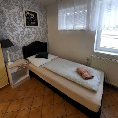 Camera single cu duș cu chicinetă proprie