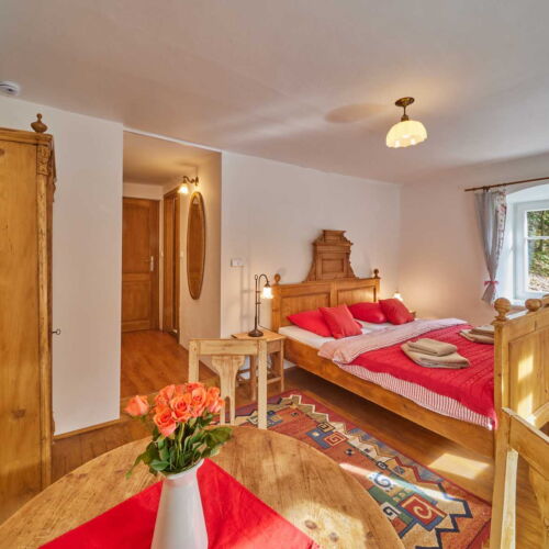 Zuhanyzós franciaágyas szoba