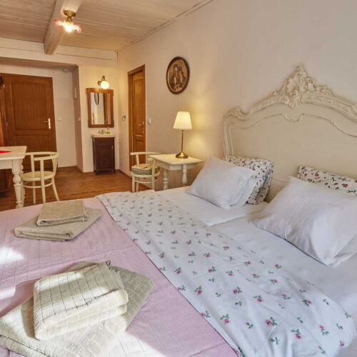 Zuhanyzós franciaágyas szoba