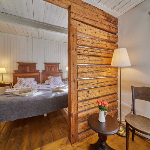 Zuhanyzós négyágyas szoba