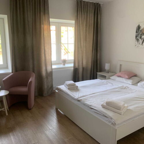 Pokoj se sprchou  s manželskou postelí