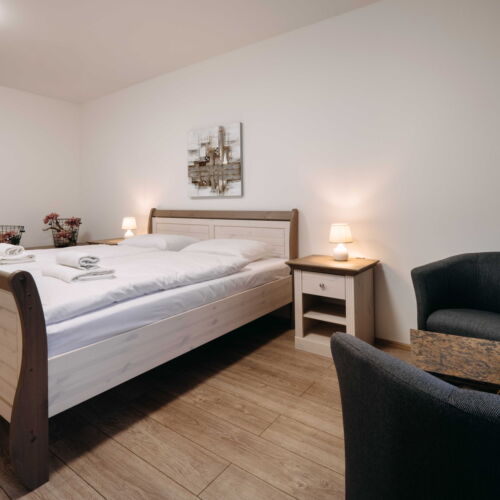 Pokoj se sprchou  s manželskou postelí