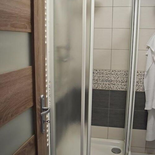 Apartament cu duș cu chicinetă proprie pentru 2 pers. (se poate solicita pat suplimentar)