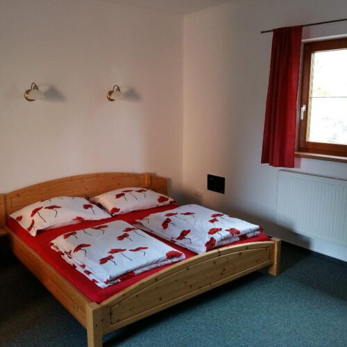 Camera tripla cu duș cu vedere spre grădină (se poate solicita pat suplimentar)