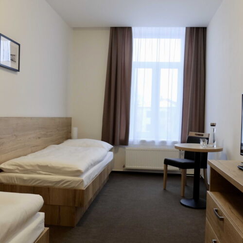 Camera twin economy cu duș